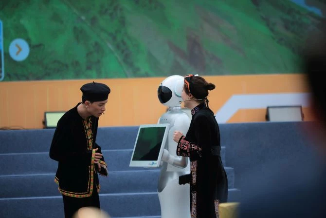 Với robot du lịch, bạn có thể quan sát địa điểm muốn tham quan thông qua hình ảnh 360 độ, có thể tra cứu được địa chỉ nghỉ ngơi, đặc sản...tại khu vực.