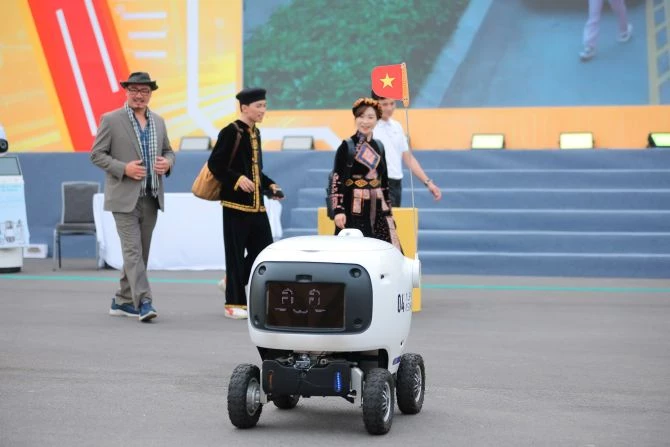 Robot giao hàng tự động. 