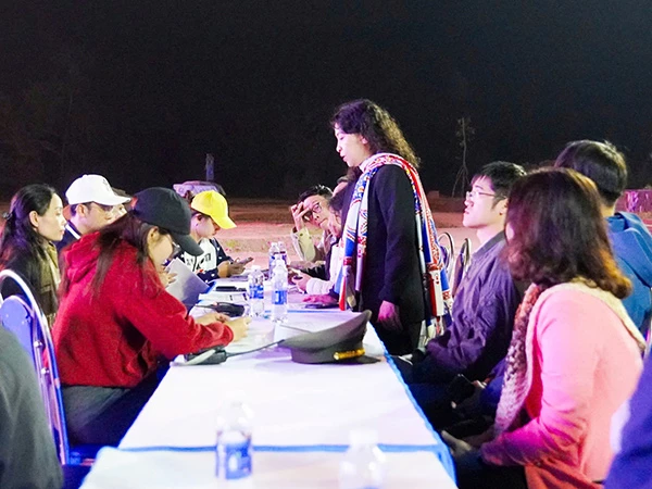 Hội đồng phúc khảo góp ý sau khi tổng duyệt chương trình. Hội đồng phúc khảo góp ý sau khi tổng duyệt chương trình.