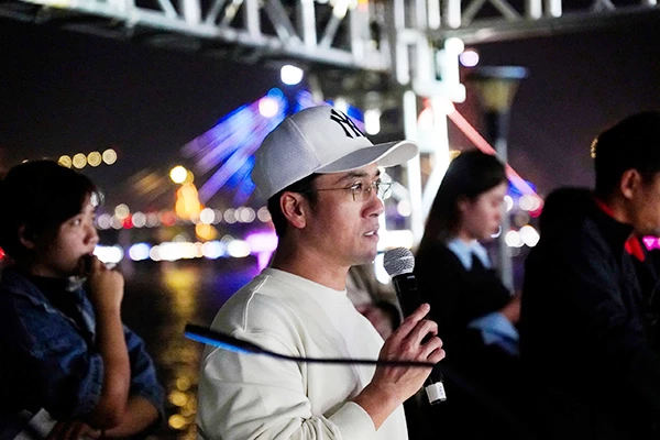 NSUT Quang Hào - Giám đốc Nhà hát Trưng Vương Đà Nẵng trực tiếp chỉ đạo đêm tổng duyệt.