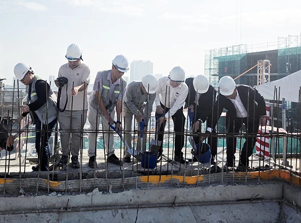 Thực hiện nghi thức cất nóc dự án NOXH An Trung 2. Thực hiện nghi thức cất nóc dự án NOXH An Trung 2.