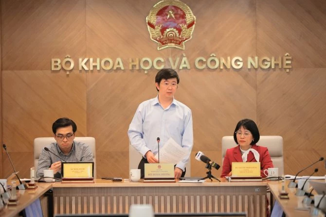 Thứ trưởng Bùi Hoàng Phương tại buổi họp báo.
