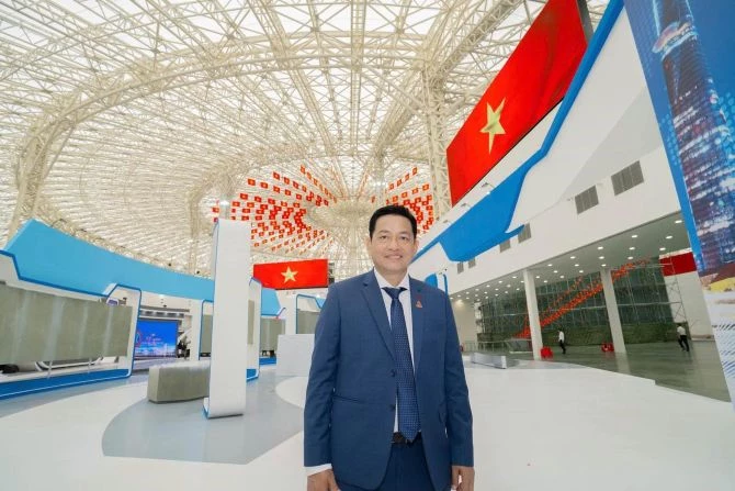 Ông Trịnh Tiến Dũng bên công trình ghi dấu ấn của Tập đoàn Đại Dũng tại Trung tâm Triển lãm quốc gia ở Đông Anh.