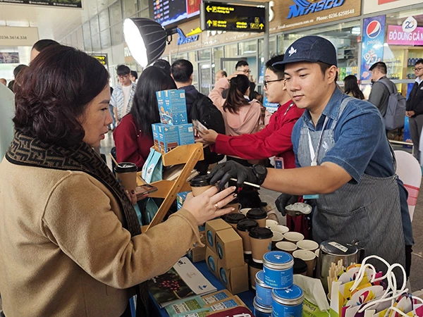 Mời khách ly cafe nóng mang lại cảm giác ấm áp đầu năm mới 2026.