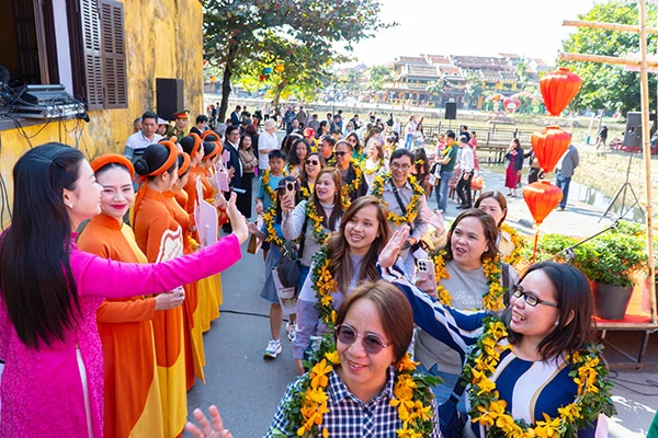 Đón đoàn khách đầu tiên "xông đất" phố cổ Hội An đầu năm mới 2026.