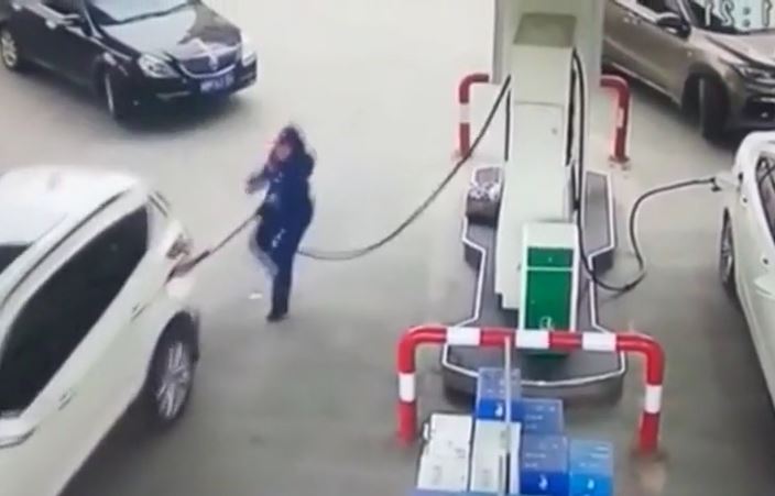Chưa rút vòi bơm đã lái xe đi, nữ tài xế kéo sập cột xăng giữa trạm