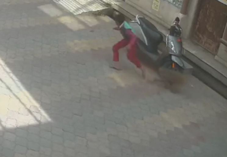 Khỉ hung hăng rượt đuổi, tấn công bé trai giữa phố đông người