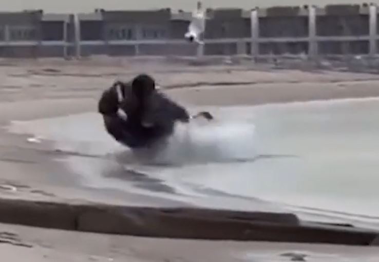 Ô tô mất lái lăn nhiều vòng, tài xế văng khỏi xe rơi xuống biển