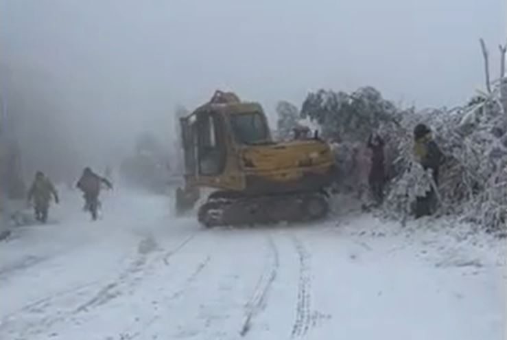 Máy xúc mất lái, trượt trên đường băng, du khách hoảng loạn tháo chạy