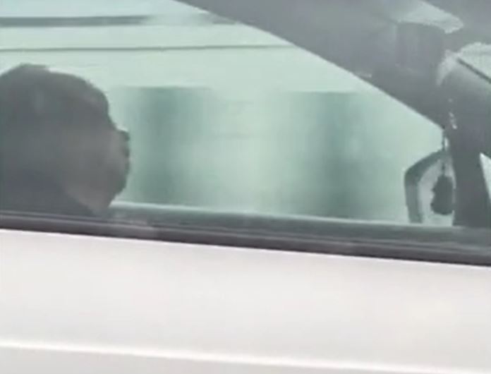 Tài xế ngủ gật trên cao tốc, xe vẫn chạy nhờ chế độ tự động