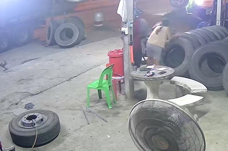 Lốp ô tô phát nổ như bom trong tiệm sửa xe, thợ hoảng loạn tháo chạy