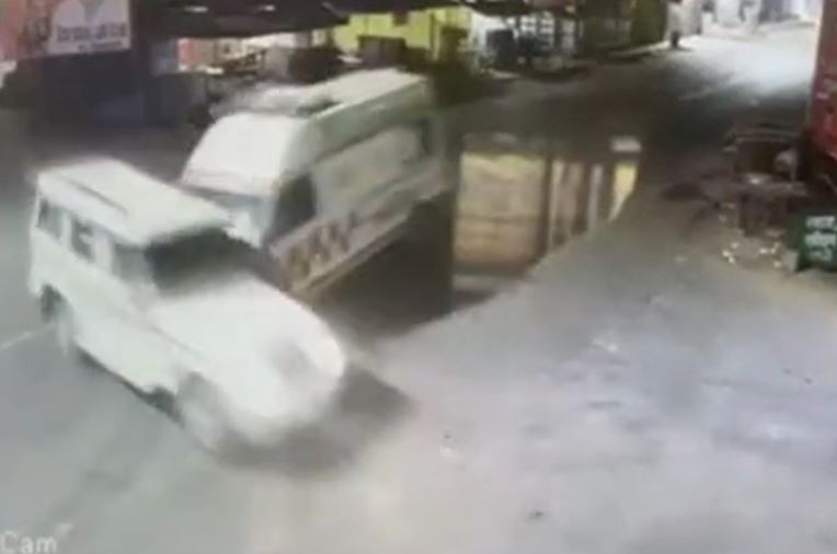 Xe cứu thương tông lật ô tô giữa ngã tư đông đúc