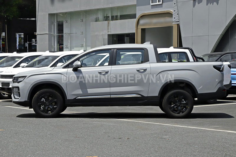 Xe bán tải công suất 349 mã lực, ngoại hình hầm hố, giá hơn 520 triệu đồng