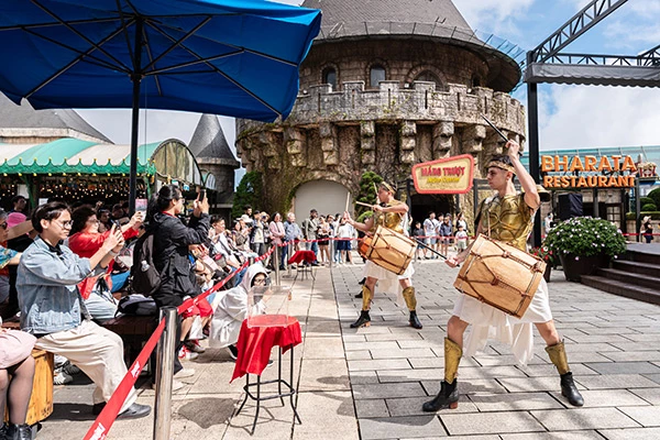 Đông đảo du khách thương thức các show diễn đặc sắc tại khu du lịch Sun World Ba Na Hills. Đông đảo du khách thương thức các show diễn đặc sắc tại khu du lịch Sun World Ba Na Hills.