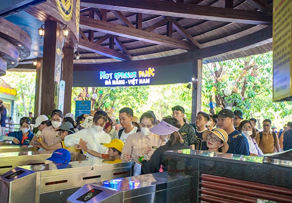 Lượng khách đến với Khu du lịch Núi Thần Tài dịp Tết dương lịch 2026 tăng hơn 20% so với cùng kỳ năm ngoái. Lượng khách đến với Khu du lịch Núi Thần Tài dịp Tết dương lịch 2026 tăng hơn 20% so với cùng kỳ năm ngoái.