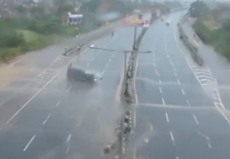 SUV mất lái đâm dải phân cách, xoay 5 vòng trên cao tốc như phim hành động