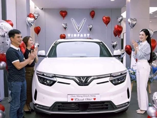 VinFast hỗ trợ người dân chuyển đổi sang xe điện