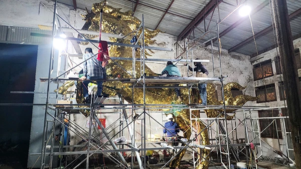 Nghệ nhân Đinh Văn Tầm cùng các đồng sự thi công linh vật Ngựa Vàng chào xuân Bính Ngọ 2026 theo hợp đồng với Công tty AHT.