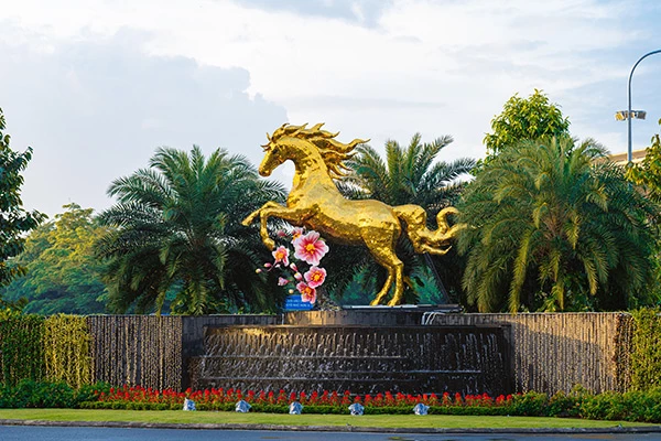 Linh vật Ngựa Vàng đã được lắp đặt tại sân bay quốc tế Đà Nẵng.