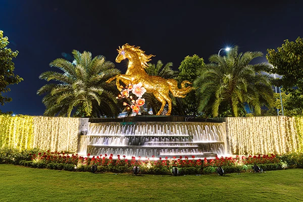 Linh vật Ngựa Vàng toà sáng cả vào ban đêm.