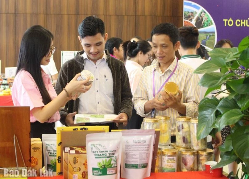 Không chỉ được quảng bá, phân phối bằng hình thức thương mại truyền thống, nhiều sản phẩm sản xuất trong tỉnh đã đến tay người tiêu dùng qua TMĐT. Ảnh: Báo Đắk Lắk. 