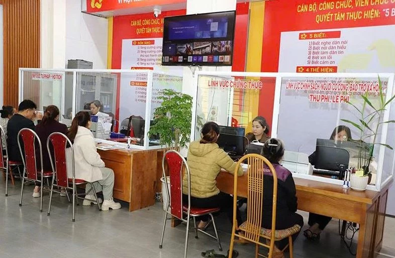 Người dân đến thực hiện TTHC tại Trung tâm Phục vụ hành chính công xã Thường Xuân. Ảnh: Báo Thanh Hóa.