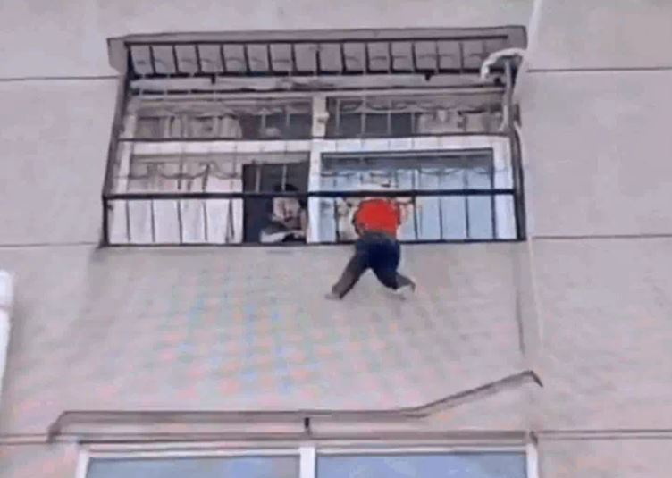 Bé gái 2 tuổi mắc kẹt ngoài cửa sổ tầng 5 và màn giải cứu gay cấn