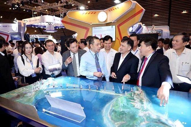 Chủ tịch HĐTV EVN Đặng Hoàng An (áo xanh) tham quan gian hàng của EVNSPC tại Triển lãm Khoa học công nghệ Điện lực Việt Nam năm 2025.