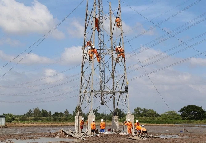 Lực lượng công nhân EVNSPC, triển khai thi công lắp trụ. Lực lượng công nhân EVNSPC, triển khai thi công lắp trụ.