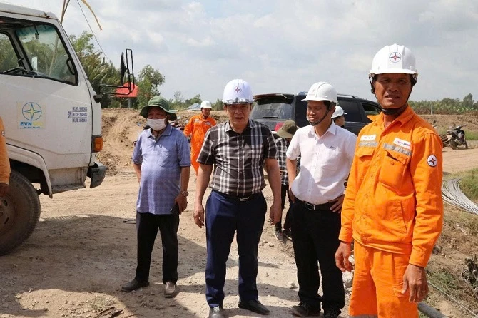 Chủ tịch HĐTV EVNSPC Lê Văn Trang (áo sọc) động viên người lao động tại công trường. Chủ tịch HĐTV EVNSPC Lê Văn Trang (áo sọc) động viên người lao động tại công trường.