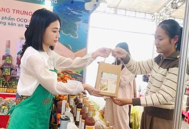 HTX Vườn rừng Bản Thổ, xã Hóa Quỳ đã thiết kế bao bì sản phẩm theo xu hướng quà tặng để thúc đẩy tiêu thụ dịp cuối năm. Ảnh: Báo Thanh Hóa.