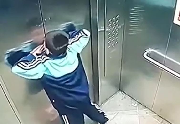 Mắc kẹt trong thang máy, bé trai bình tĩnh dùng tay không tự thoát thân