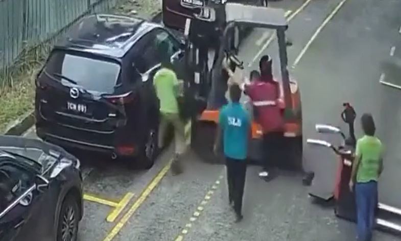 Xe nâng tuột dốc, đâm thủng ô tô Mazda CX-5