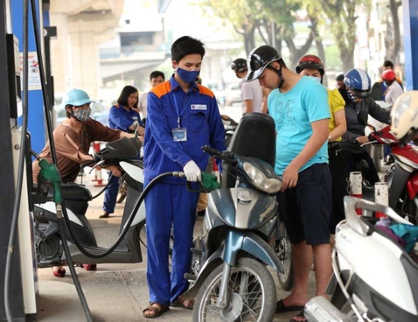 Giá xăng giảm gần 400 đồng/lít