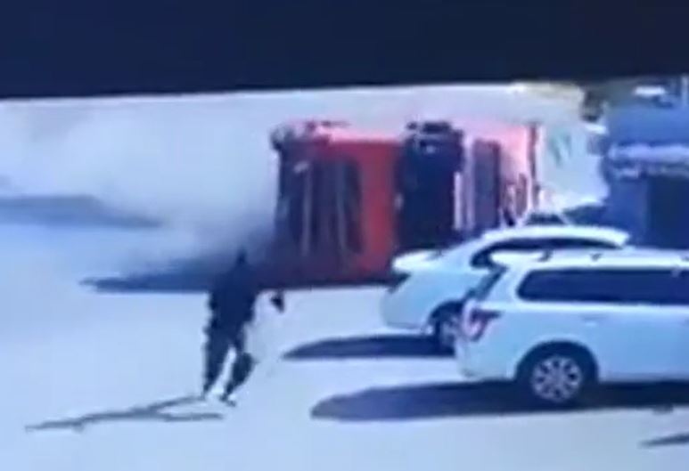 Xe tải mất lái lật nghiêng giữa phố, nhiều người tháo chạy trong hoảng loạn