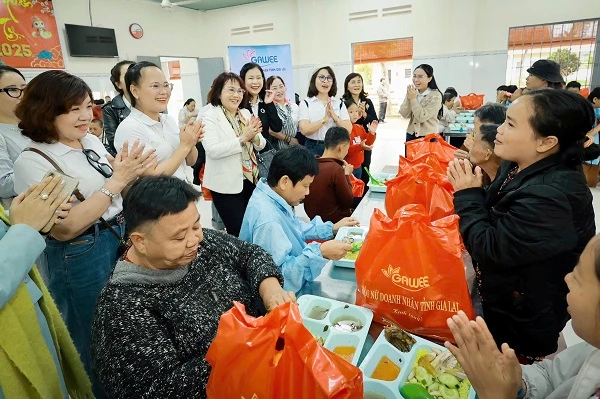 Hội Nữ doanh nhân tỉnh Gia Lai đã tổ chức chuyến thăm và trao quà tại Trung tâm nuôi dưỡng Người tâm thần Hoài Nhơn.