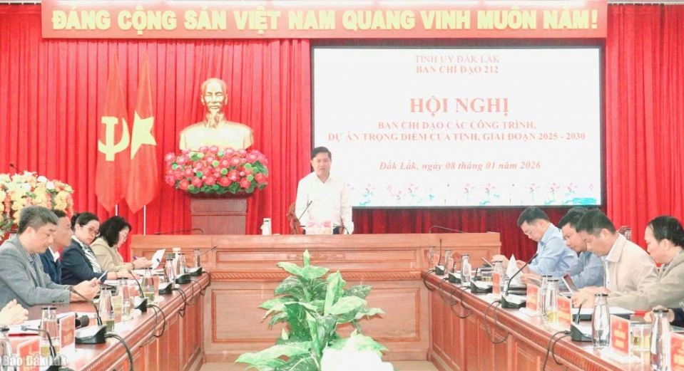 Ủy viên dự khuyết Trung ương Đảng, Bí thư Tỉnh ủy Lương Nguyễn Minh Triết chủ trì hội nghị. Ảnh: Báo Đắk Lắk.