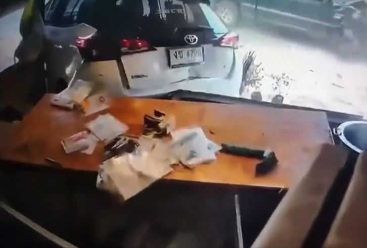 Bé gái 3 tuổi 'giật' vô lăng - mẹ hoảng loạn đạp ga gây tai nạn liên hoàn