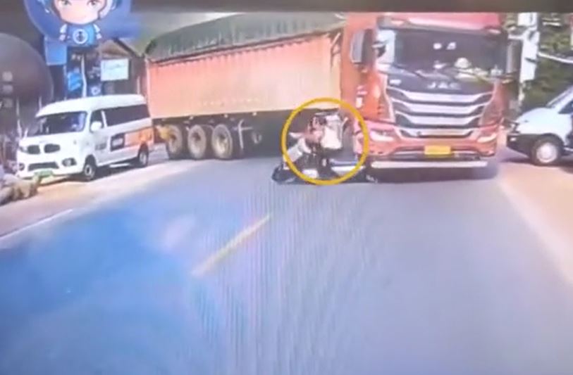 Cô gái lọt điểm mù, thoát chết khó tin trước bánh xe tải