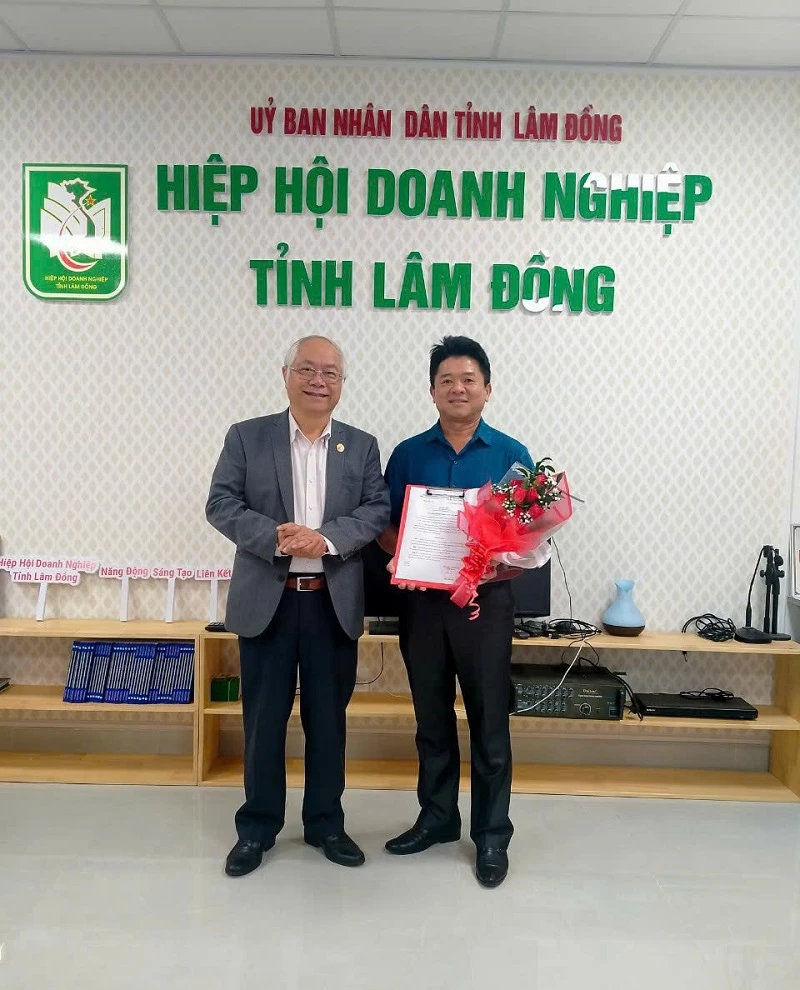 Ông Đinh Minh Quý - Chủ tịch Hiệp hội Doanh nghiệp tỉnh Lâm Đồng, trao quyết định cho ông Nguyễn Phục Quốc - Chủ tịch Hội Doanh nghiệp Lạc Dương.