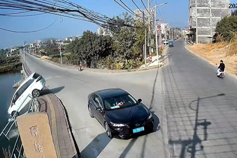Ô tô mất lái khi ôm cua, húc gãy lan can, lao thẳng xuống hồ