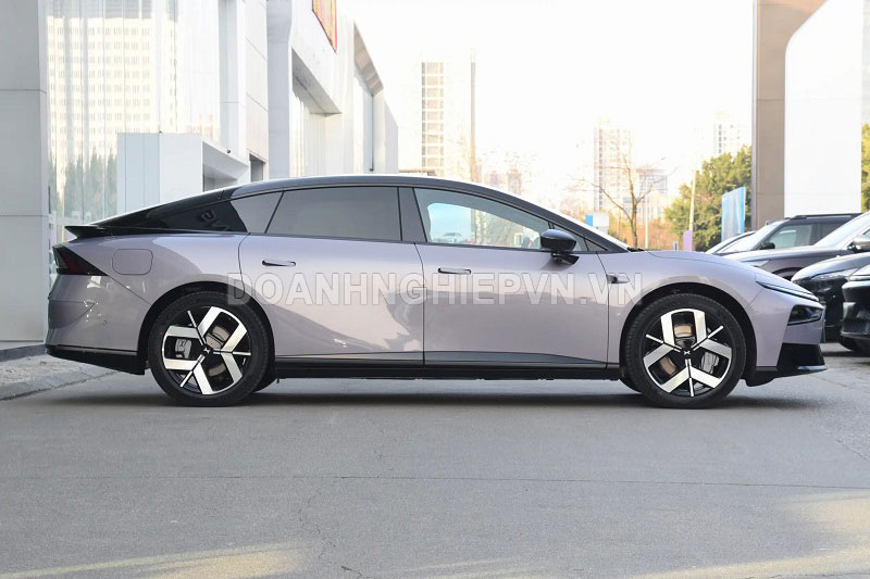 Xe sedan dài hơn 5 mét, công suất 308 mã lực, trang bị tiên tiến, giá hơn 700 triệu đồng