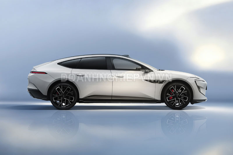 Xe hơi dài hơn 5 mét, công suất 955 mã lực, giá hơn 1,1 tỷ đồng