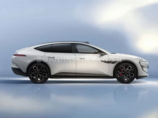 Xe hơi dài hơn 5 mét, công suất 955 mã lực, giá hơn 1,1 tỷ đồng