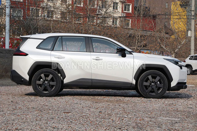 SUV bán chạy nhất của Toyota: Động cơ hybrid, giá gần 640 triệu đồng, cạnh tranh Honda CR-V