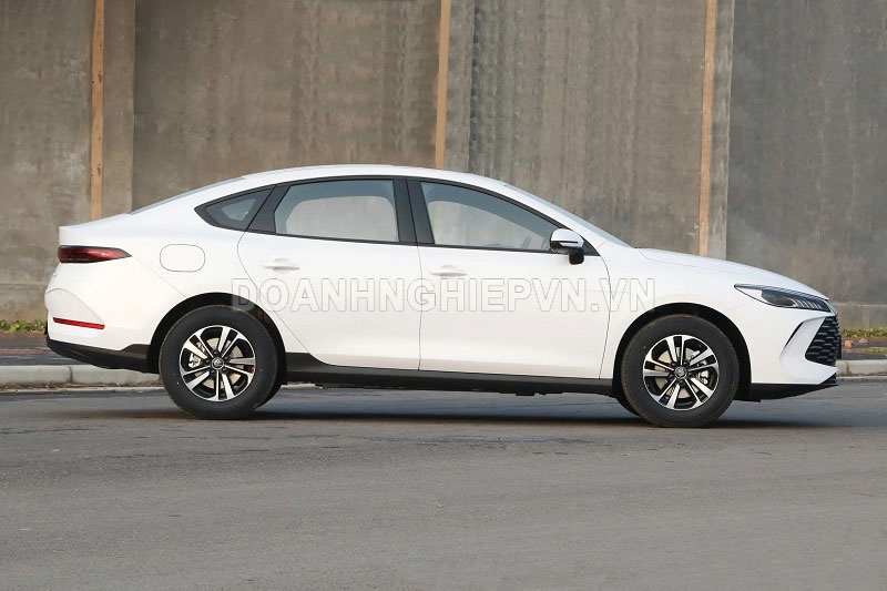 Xe sedan hạng C trang bị tiên tiến, động cơ hybrid, giá 300 triệu đồng