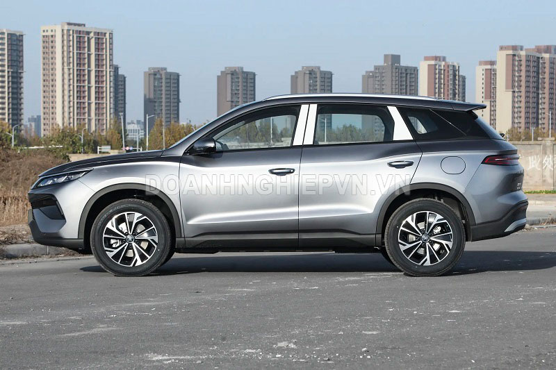 SUV dài hơn 4,7 mét, tiêu thụ 3,2 lít xăng/100 km, giá chưa tới 500 triệu đồng