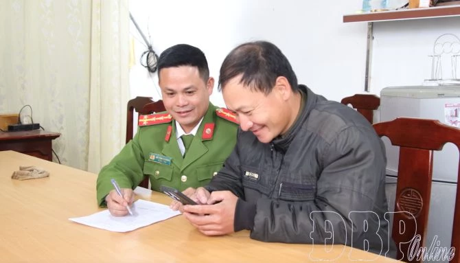 Cảnh sát khu vực hướng dẫn ông Lò Văn Thướng, bản Noong Hẹt, xã Thanh An thực hiện dịch vụ công trực tuyến. Ảnh: Báo, Phát thanh và Truyền hình tỉnh Điện Biên. Cảnh sát khu vực hướng dẫn ông Lò Văn Thướng, bản Noong Hẹt, xã Thanh An thực hiện dịch vụ công trực tuyến. Ảnh: Báo, Phát thanh và Truyền hình tỉnh Điện Biên.