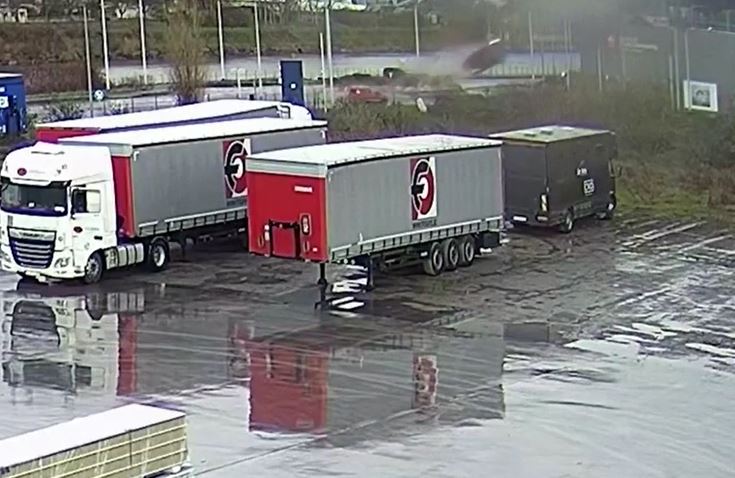 Ô tô lao vào vòng xuyến, bay vọt lên cao 5 mét như cảnh phim hành động