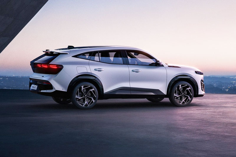 SUV hybrid dài hơn 4,9 mét, công suất 247 mã lực, giá hơn 770 triệu đồng